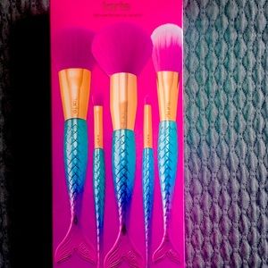 NEW Tarte Minutes to mermaid brush set